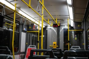 Pegangan tangan di bus