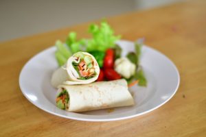 tips memakan salad wrap