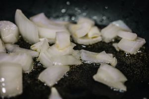 tips menumis bawang bombai
